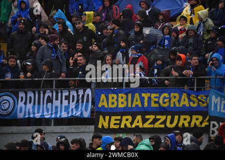 Lecce, Italien. Februar 2024. Foto Giovanni Evangelista/LaPresse 25 Febbraio 2024 Lecce, Italia - Sport, calcio - U.S. Lecce vs F.C. Inter - Campionato Serie A Tim 2023/24 - Stadio E. Giardiniero - Via del Mare. Nella Foto: la curva dei tifosiPic Giovanni Evangelista/LaPresse 25. Februar 2024 Lecce, Italien - Sport, Fußball - U.S. Lecce vs F.C. Inter - italienische Meisterschaftsserie A Tim 2023/24 - E. Giardiniero - Via del Mare Stadium. Im Bild: LaPresse/Alamy Live News Stockfoto