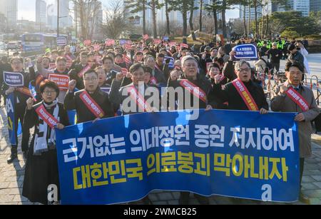 Seoul, Südkorea. Februar 2024. Südkoreanische Ärzte marschieren in Richtung Präsidentenamt, während sie während des Protestes ein Banner halten. Südkorea hat seine öffentliche Gesundheitswarnung auf das höchste Niveau erhöht, kündigten die Behörden am 23. Februar an und sagten, dass die Gesundheitsdienste in einer Krise seien, nachdem Tausende von Ärzten wegen der vorgeschlagenen medizinischen Reformen zurückgetreten seien. Quelle: SOPA Images Limited/Alamy Live News Stockfoto