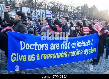 Seoul, Südkorea. Februar 2024. Südkoreanische Ärzte halten während des Protestes ein Banner, das ihre Meinung in der Nähe des Präsidialbüros zum Ausdruck bringt. Südkorea hat seine öffentliche Gesundheitswarnung auf das höchste Niveau erhöht, kündigten die Behörden am 23. Februar an und sagten, dass die Gesundheitsdienste in einer Krise seien, nachdem Tausende von Ärzten wegen der vorgeschlagenen medizinischen Reformen zurückgetreten seien. Quelle: SOPA Images Limited/Alamy Live News Stockfoto