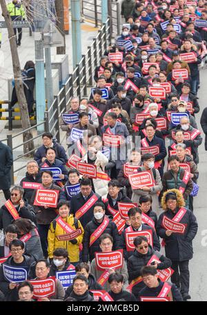 Seoul, Südkorea. Februar 2024. Südkoreanische Ärzte marschieren in Richtung Präsidentenamt, während sie während des Protestes Schilder halten. Südkorea hat seine öffentliche Gesundheitswarnung auf das höchste Niveau erhöht, kündigten die Behörden am 23. Februar an und sagten, dass die Gesundheitsdienste in einer Krise seien, nachdem Tausende von Ärzten wegen der vorgeschlagenen medizinischen Reformen zurückgetreten seien. Quelle: SOPA Images Limited/Alamy Live News Stockfoto