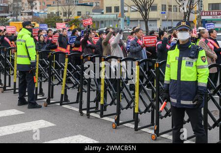 Seoul, Südkorea. Februar 2024. Südkoreanische Ärzte marschieren in Richtung Präsidentenamt, während sie während des Protestes ein Banner halten. Südkorea hat seine öffentliche Gesundheitswarnung auf das höchste Niveau erhöht, kündigten die Behörden am 23. Februar an und sagten, dass die Gesundheitsdienste in einer Krise seien, nachdem Tausende von Ärzten wegen der vorgeschlagenen medizinischen Reformen zurückgetreten seien. Quelle: SOPA Images Limited/Alamy Live News Stockfoto