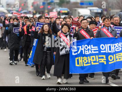 Seoul, Südkorea. Februar 2024. Südkoreanische Ärzte marschieren in Richtung Präsidentenamt, während sie während des Protestes ein Banner halten. Südkorea hat seine öffentliche Gesundheitswarnung auf das höchste Niveau erhöht, kündigten die Behörden am 23. Februar an und sagten, dass die Gesundheitsdienste in einer Krise seien, nachdem Tausende von Ärzten wegen der vorgeschlagenen medizinischen Reformen zurückgetreten seien. Quelle: SOPA Images Limited/Alamy Live News Stockfoto