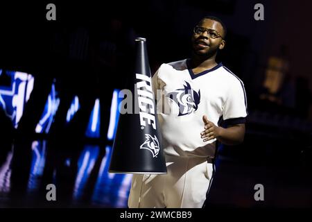 Houston, Texas, USA. Februar 2024. Ein Rice Owls Cheerleader bereitet sich vor dem NCAA Männer Basketballspiel zwischen den East Carolina Pirates und den Rice Owls im Tudor Fieldhouse in Houston, Texas, auf das Spiel vor. Rice besiegte East Carolina von 70 bis 52. Prentice C. James/CSM/Alamy Live News Stockfoto