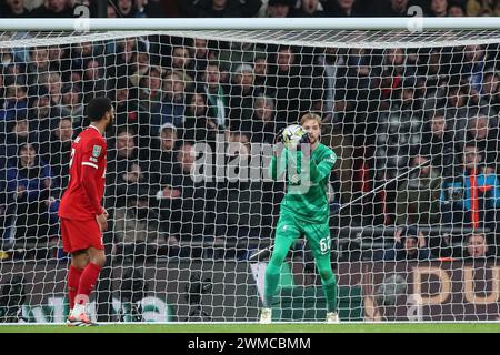 Caoimhin Kelleher aus Liverpool mit dem Ball beim Finale des Carabao Cup Chelsea gegen Liverpool im Wembley Stadium, London, Großbritannien, 25. Februar 2024 (Foto: Gareth Evans/News Images) Stockfoto