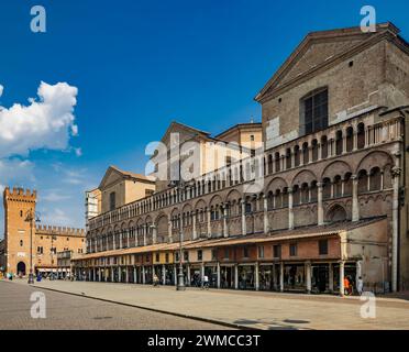 4. Juni 2023: Ferrara, Emilia Romagna, Italien. Piazza Trento e Triest mit dem Glockenturm der Kathedrale von San Giorgio, seinem langen Säulengang und dem T Stockfoto