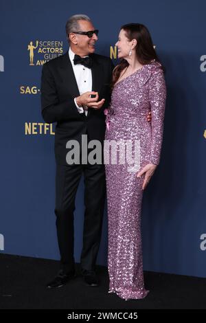 Los Angeles, USA. Februar 2024. LOS ANGELES, KALIFORNIEN - 24. FEBRUAR: Jeff Goldblum und Geena Davis posieren im Presseraum während der 30. Annual Screen Actors Guild Awards im Shrine Auditorium und der Expo Hall am 24. Februar 2024 in Los Angeles, Kalifornien. Foto: Crash/imageSPACE Credit: Imagespace/Alamy Live News Stockfoto