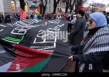 Mailand, Italien. Februar 2024. Demonstranten halten während einer propalästinensischen Demonstration eine große palästinensische Flagge. (Credit Image: © Paolo Marelli/SOPA Images via ZUMA Press Wire) NUR REDAKTIONELLE VERWENDUNG! Nicht für kommerzielle ZWECKE! Stockfoto