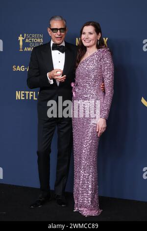 Los Angeles, USA. Februar 2024. LOS ANGELES, KALIFORNIEN - 24. FEBRUAR: Jeff Goldblum und Geena Davis posieren im Presseraum während der 30. Annual Screen Actors Guild Awards im Shrine Auditorium und der Expo Hall am 24. Februar 2024 in Los Angeles, Kalifornien. Foto: Crash/imageSPACE Credit: Imagespace/Alamy Live News Stockfoto