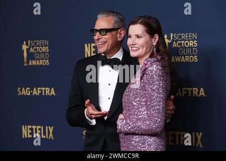 Los Angeles, USA. Februar 2024. LOS ANGELES, KALIFORNIEN - 24. FEBRUAR: Jeff Goldblum und Geena Davis posieren im Presseraum während der 30. Annual Screen Actors Guild Awards im Shrine Auditorium und der Expo Hall am 24. Februar 2024 in Los Angeles, Kalifornien. Foto: Crash/imageSPACE Credit: Imagespace/Alamy Live News Stockfoto
