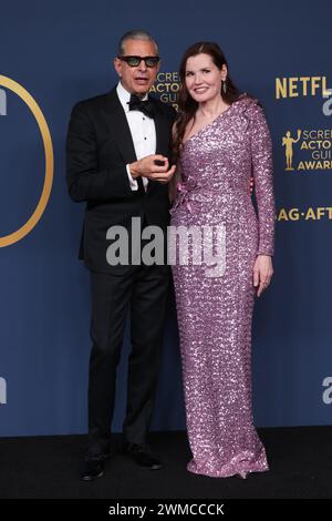 Los Angeles, USA. Februar 2024. LOS ANGELES, KALIFORNIEN - 24. FEBRUAR: Jeff Goldblum und Geena Davis posieren im Presseraum während der 30. Annual Screen Actors Guild Awards im Shrine Auditorium und der Expo Hall am 24. Februar 2024 in Los Angeles, Kalifornien. Foto: Crash/imageSPACE Credit: Imagespace/Alamy Live News Stockfoto