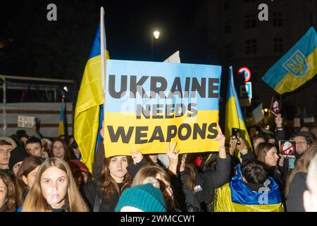 Ein Demonstrant hält während einer Demonstration vor dem parlament in Warschau ein Banner mit der Aufschrift "Ukraine braucht Waffen". Tausende versammelten sich vor der Botschaft der Russischen Föderation in Warschau und marschierten auf das polnische parlament, da heute zwei Jahre russische Aggression gegen die Ukraine markiert. Stockfoto