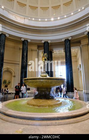 Die Quecksilberstatue des flämischen Künstlers Giovanni Bologna im Rotunda-Brunnen im West Building der National Gallery of Art in Washington, DC.USA Stockfoto