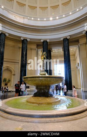 Die Quecksilberstatue des flämischen Künstlers Giovanni Bologna im Rotunda-Brunnen im West Building der National Gallery of Art in Washington, DC.USA Stockfoto