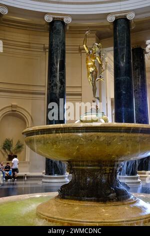 Die Quecksilberstatue des flämischen Künstlers Giovanni Bologna im Rotunda-Brunnen im West Building der National Gallery of Art in Washington, DC.USA Stockfoto