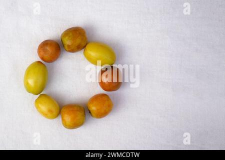 Ansicht von oben auf Bair oder Jujube Frucht dekoriert in runder Form isoliert auf weißem Hintergrund. Stockfoto