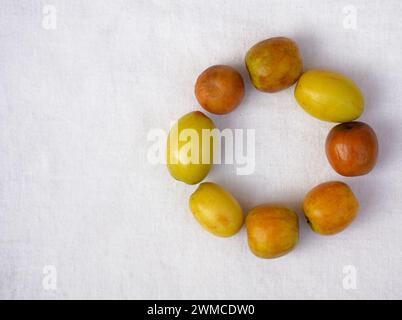 Ansicht von oben auf Bair oder Jujube Frucht dekoriert in runder Form isoliert auf weißem Hintergrund. Stockfoto