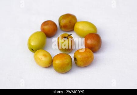 Ansicht von oben auf Bair oder Jujube Frucht dekoriert in runder Form isoliert auf weißem Hintergrund. Stockfoto