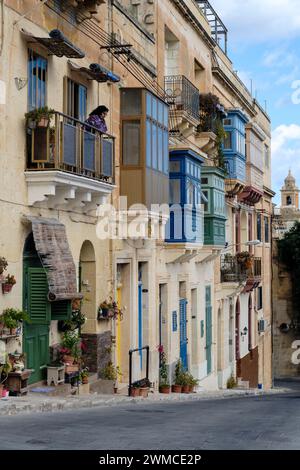 Alte Gebäude mit traditionellen maltesischen Balkonen, Senglea, Valletta, Malta Stockfoto