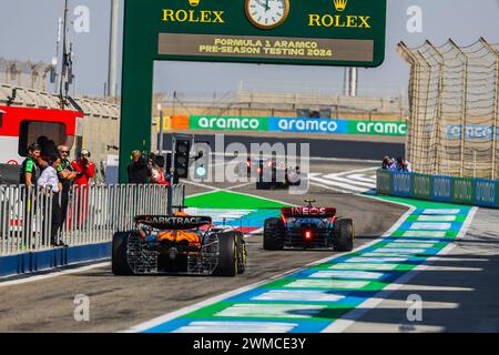 MANAMA, BAHRAIN, Bahrain International Circuit, 22.Feb.2024: Lewis Hamilton von Mercedes Benz und Oscar Piastri von McLaren während der Formel 1 Bahrain t Stockfoto