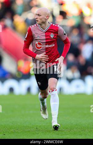 Southampton, Großbritannien. Februar 2024. Southampton Mittelfeldspieler wird Smallbone (16) während des Southampton FC gegen Millwall FC im St.Mary's Stadium, Southampton, England, Großbritannien am 24. Februar 2024 Credit: Every Second Media/Alamy Live News Stockfoto