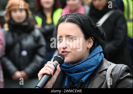 London, Großbritannien, 25. Februar 2024: NA'amod, eine Bewegung von Juden im Vereinigten Königreich, die die Unterstützung ihrer Gemeinde für Besatzung und Apartheid in Israel-Palästina beenden wollte, hielt eine Nothilfe-Kundgebung für Rafah auf dem Soho Square in London ab. Fordern Sie jetzt einen Waffenstillstand, ein Geiselabkommen und ein Ende der Belagerung von Gaza. "Stoppt den Völkermord in Gaza, Palästina" der Befehl des Internationalen Gerichtshofs an Israel, Völkermord in Gaza zu verhindern, ist seit einem Monat in Kraft, aber es hat sich nichts geändert. Quelle: Siehe Li/Picture Capital/Alamy Live News Stockfoto