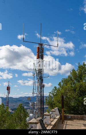 Antennen, die zwischen Bäumen und Vegetation in einer natürlichen Umgebung installiert sind Stockfoto