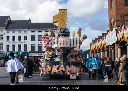 AALST, BELGIEN, 12. FEBRUAR 2024: Karnevalsgruppe Bedesterd und Schwimmer während der Karnevalsparade von Aalst. Aalst Mardi Gras ist das größte Karnevalsfest Stockfoto