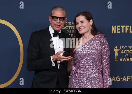 Los Angeles, USA. Februar 2024. LOS ANGELES, KALIFORNIEN - 24. FEBRUAR: Jeff Goldblum und Geena Davis posieren im Presseraum während der 30. Annual Screen Actors Guild Awards im Shrine Auditorium und der Expo Hall am 24. Februar 2024 in Los Angeles, Kalifornien. Foto: Crash/imageSPACE/SIPA USA Credit: SIPA USA/Alamy Live News Stockfoto