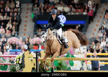 Göteborg, Schweden. Februar 2024. Amanda Landeblad aus Schweden mit for Killy während der CSI5*-W Longines FEI Jumping World Cup™ präsentiert von Volkswagen auf der Göteborg Horse Show am 25. Februar 2024, Skandinavium, Schweden (Foto: Maxime David - MXIMD Pictures) Credit: MXIMD Pictures/Alamy Live News Stockfoto