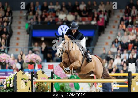 Göteborg, Schweden. Februar 2024. Amanda Landeblad aus Schweden mit for Killy während der CSI5*-W Longines FEI Jumping World Cup™ präsentiert von Volkswagen auf der Göteborg Horse Show am 25. Februar 2024, Skandinavium, Schweden (Foto: Maxime David - MXIMD Pictures) Credit: MXIMD Pictures/Alamy Live News Stockfoto