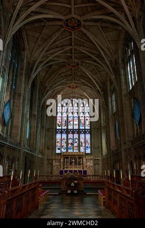 Ostflügel der Stiftskirche St. Mary, Warwick. Großbritannien zeigt den Chor, Alter und Buntglasfenster Stockfoto