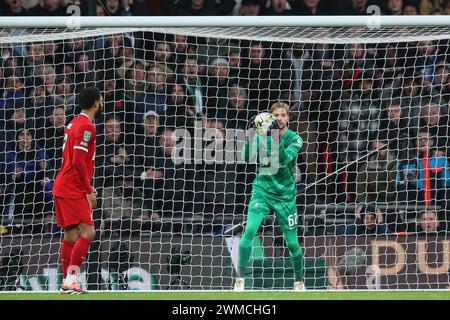 London, Großbritannien. Februar 2024. Caoimhin Kelleher aus Liverpool mit dem Ball beim Finale des Carabao Cup Chelsea gegen Liverpool im Wembley Stadium, London, Großbritannien, 25. Februar 2024 (Foto: Gareth Evans/News Images) in London, Großbritannien am 25. Februar 2024. (Foto: Gareth Evans/News Images/SIPA USA) Credit: SIPA USA/Alamy Live News Stockfoto