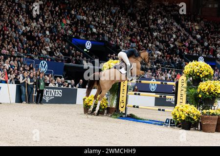 Göteborg, Schweden. Februar 2024. Amanda Landeblad aus Schweden mit for Killy während der CSI5*-W Longines FEI Jumping World Cup™ präsentiert von Volkswagen auf der Göteborg Horse Show am 25. Februar 2024, Skandinavium, Schweden (Foto: Maxime David - MXIMD Pictures) Credit: MXIMD Pictures/Alamy Live News Stockfoto