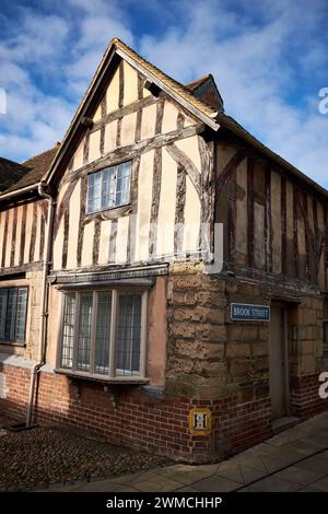 Fassade des Lord Leycester Krankenhauses in Warwick, England, die die mittelalterlichen Gebäude zeigt. Stockfoto
