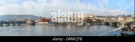 Panoramablick auf die Kleinstadt vom Hügel Petřín zur Villa Kramars vom Damm Alšovo in Prag, Tschechische Republik. Stockfoto