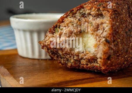 Ein Kibe, traditioneller brasilianischer Bratensnack mit Käse Stockfoto