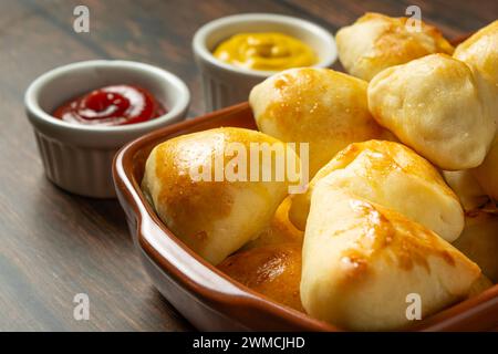 Gemischter gebratener oder gebackener Party-Snack, bekannt als „ Salgadinho de festa“, auf einer Keramikschale Stockfoto