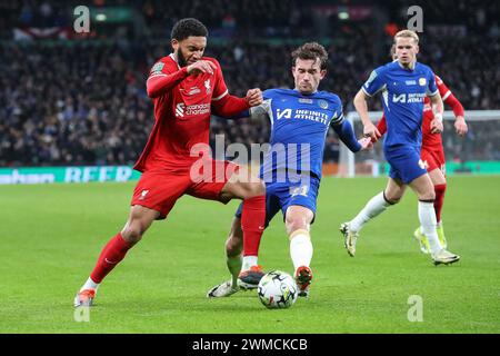 London, Großbritannien. Februar 2024. Joe Gomez aus Liverpool wird am 25. Februar 2024 im Wembley Stadium in London (Foto: Gareth Evans/News Images) im Carabao Cup Final Match Chelsea gegen Liverpool im Londoner Wembley Stadion, London, United Kingdom, am 25. Februar 2024 von Ben Chilwell aus Chelsea angegriffen. (Foto: Gareth Evans/News Images/SIPA USA) Credit: SIPA USA/Alamy Live News Stockfoto