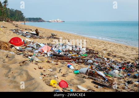 Koh Samui, Thailand - 18. Januar 2024: Ökologische Zerstörung am Strand Stockfoto