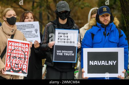 Seoul, Südkorea. Februar 2024. Russen halten Plakate, die gegen Alexej Nawalny Tod und Antikriegsproteste protestieren. Alexej Nawalny (* 4. Juni 1976 bis 16. Februar 2024) war ein russischer Oppositionsführer, Rechtsanwalt, Anti-Korruptions-Aktivist und politischer Gefangener. Er organisierte Proteste gegen die Regierung und kandidierte für ein öffentliches Amt, um sich gegen die Korruption in Russland zu wehren und sich für Reformen gegen Präsident Wladimir Putin und seine Regierung einzusetzen. Quelle: SOPA Images Limited/Alamy Live News Stockfoto