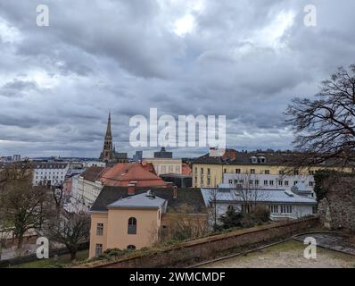 Ein mittelalterlicher Burghof mit Blick auf die Skyline von der Dachterrasse in Linz, Österreich Stockfoto