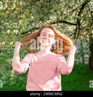 Glückliches Mädchen lacht, rotes Haar flattert im Wind Stockfoto