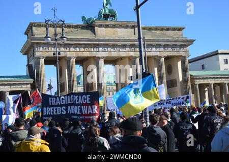 Berlin, Deutschland - 24. Februar 2024 - der zweite Jahrestag der russischen Invasion in die Ukraine - Demonstration vor dem Brandenburger Tor. Stockfoto