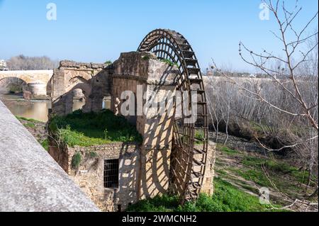 Ein großes stillgelegtes mittelalterliches, strukturiertes Wasserrad aus Holz, bekannt als Molino de la Albolafia am Ufer des Guadalquivir-Flusses und in der Nähe des römischen B Stockfoto