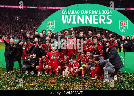 Liverpool feiert, nachdem er das Finale des Carabao Cup im Wembley Stadium in London gewonnen hat. Bilddatum: Sonntag, 25. Februar 2024. Stockfoto