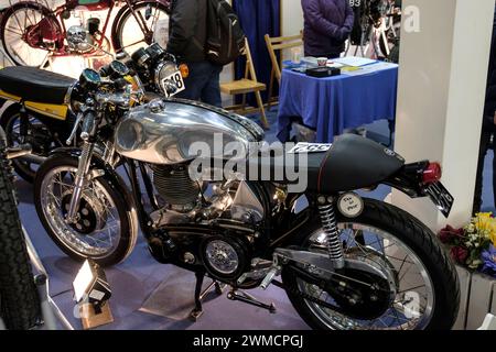 Der Bristol Classic Motorcycle Show 2024 Classic Cafe Racer, Einbuchtungen in der Aufnahme von Clips am Lenker bei Vollverriegelung. 500 ccm Norton Sing Stockfoto