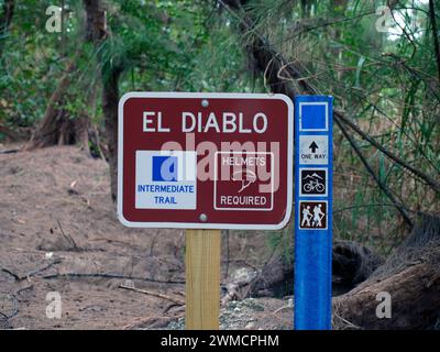Miami, Florida, Vereinigte Staaten - 27. Januar 2024: Mittelschwerer Mountainbike-Trail im Oleta River State Park. Stockfoto