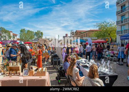 Leute auf dem hausgemachten Kunsthandwerksmarkt in der 5. Straße in der Innenstadt von Tucson, Arizona Stockfoto