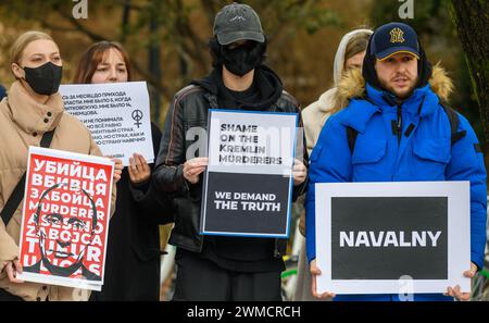 Seoul, Südkorea. Februar 2024. Russen halten Plakate, die gegen Alexej Nawalny Tod und Antikriegsproteste protestieren. Alexej Nawalny (* 4. Juni 1976 bis 16. Februar 2024) war ein russischer Oppositionsführer, Rechtsanwalt, Anti-Korruptions-Aktivist und politischer Gefangener. Er organisierte Proteste gegen die Regierung und kandidierte für ein öffentliches Amt, um sich gegen die Korruption in Russland zu wehren und sich für Reformen gegen Präsident Wladimir Putin und seine Regierung einzusetzen. (Foto: KIM Jae-Hwan/SOPA Images/SIPA USA) Credit: SIPA USA/Alamy Live News Stockfoto