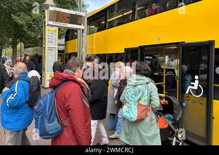 23.10.2023, Berlin, DE - Menschen steigen an der Haltestelle Wittenbergplatz in einem Bus der Linie M19 ein. Alltag, Anschnitt, aussen, Aussenaufnahme, aussteigen, Ausstieg, Berlin, Berliner Verkehrsbetriebe, Bus, Bushaltestelle, Buslinie M19, Busstation, BVG, BVG-Bus, deutsch, Deutschland, einsteigen, Einstieg, eng, eng, Europa, europaeisch, Fahrgaeste, Gedraenge, Gesellschaft, Halt, halten, Haltepunkt, Haltestelle, Herbst, Jahreszeit, Linie M19, Menschen, Nahverkehr, oeffentlicher Nahverkehr, oeffentlicher Personennahverkehr, OEPNV, Passagiere, Personen, Personenbeförderung, QF, Querforma Stockfoto